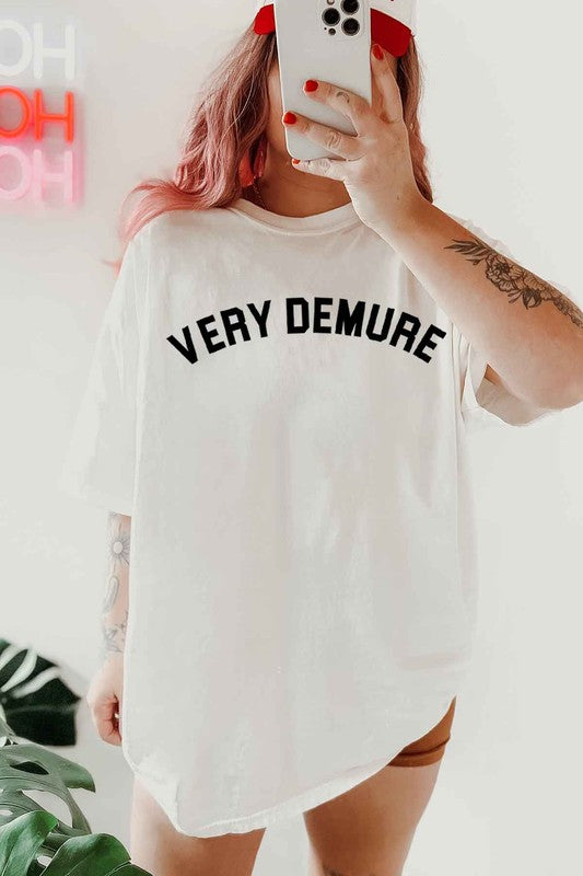 VERY DEMURE GRAPHIC TEE