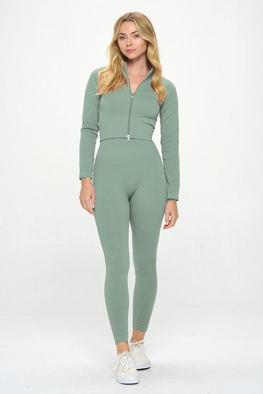 perfect for lounge wear, to go for a run, to wear this fall, or to step up your gym wardrobe. this workout set is perfect